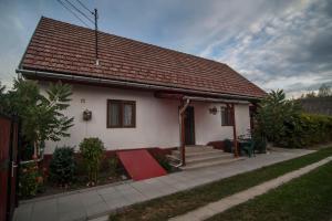 科瓦斯纳Dobra Haz的前面有红色地毯的小白色房子