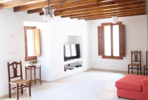 马拉特克西Can Calet的客厅配有红色沙发和电视