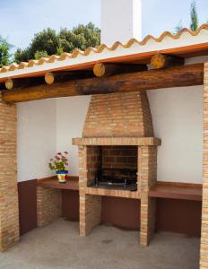 Los TeatinosCasa Rural Rosa Blanca的一个带屋顶的户外比萨饼烤箱
