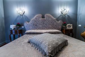 罗马安缇卡洛坎达酒店的一间卧室设有一张蓝色墙壁的大床