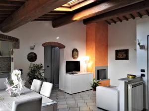 普拉托Casa Giulia的客厅配有白色家具和电视