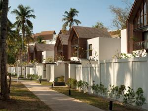 圣吉吉The Kayana Beach Lombok的白色围栏和棕榈树的房子