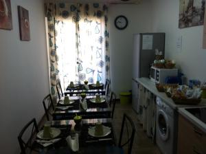 奥古斯塔奥古斯塔海岸芬妮斯塔港住宿加早餐旅馆的厨房配有桌椅和窗户。