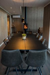 史特林Furetoppen Panorama的一间会议室,配有一张大木桌子和椅子