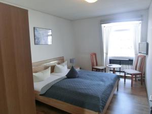 霍瓦赫特霍赫瓦赫特霍夫旅馆的卧室配有一张床和一张桌子及椅子