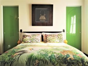 普拉托Casa Giulia的一间卧室设有一张床和两扇绿门