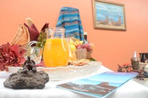 巴克里索莫雷诺港拉波萨达德何塞卡洛斯旅馆的一张桌子,上面放着一盘食物和一杯橙汁