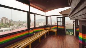 加德满都旺达瑟斯特旅馆的大楼里带彩虹长椅的房间