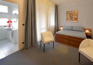 阿斯蒂卡斯宜纳勒恩奥沃酒店的一间酒店客房 - 带一张床和一间浴室