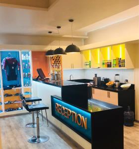 巴库新月海滩酒店的厨房配有黄色橱柜和带酒吧的柜台。