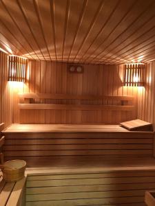 巴库新月海滩酒店的木制房间中带长凳的桑拿浴室