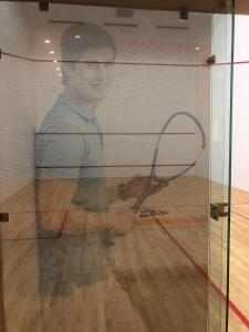 巴库新月海滩酒店的一张拿着网球拍的男人的照片