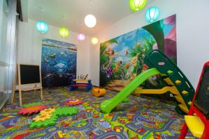 茨里克韦尼察Paviljoni Omorika的儿童游戏室,配有滑梯和游戏设备
