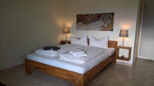 格洛韦Appartementhaus Süssling的一间卧室配有带白色床单和枕头的床。