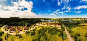 新比斯特日采Amenity Resort Česká Kanada的享有度假胜地的空中湖景