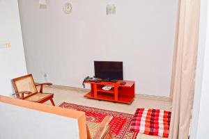 拉夏吉里雅Furnished apartment at Colombo suburbs Nawala的客厅配有电视和桌子