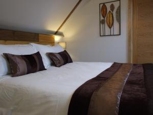 莱德林赫The Barn的卧室配有带枕头的大型白色床