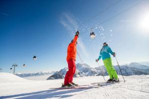 Jenig恩兹安布雷那酒店的两人在滑雪缆车上滑雪