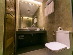 拉威海滩行动点减肥健身度假酒店的一间带水槽、卫生间和镜子的浴室
