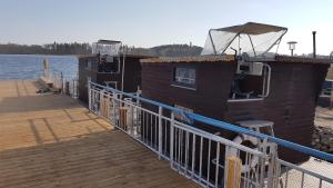 滨湖克拉科Hausboot Krakow am See Forelle 1 und 2的码头上设有房屋和船只