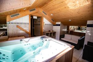 莱热贝尔维尤酒店的一间大浴室,内设浴缸