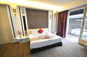 马六甲马六甲斯特林精品酒店的酒店客房设有一张床和一个大窗户