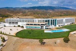 Montes de CimaAlgarve Race Resort - Hotel的享有酒店空中景色,拥有一座大型建筑