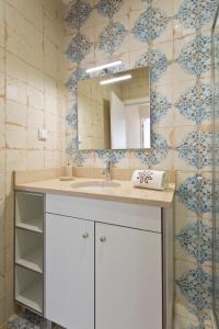 加亚新城Estrela de Gaia Apartments的一间带水槽和镜子的浴室