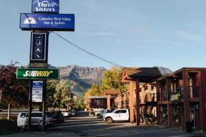 弗尼弗尼加拿大最佳价值酒店及套房的山地小镇的街道标志