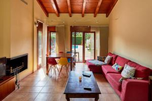 比德雷雷斯Ca LaMari的客厅配有红色的沙发和桌子