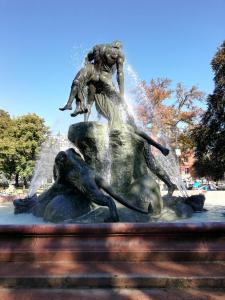 比得哥什Apartamenty Bydgostia的一座喷泉,上面有一位骑海豚的女人的雕像