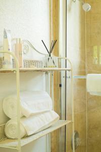 迈阿密Yuli's Home的带淋浴的浴室以及带毛巾的架子。