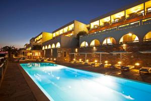 开普利佩拉基斯酒店的一座游泳池,在晚上在建筑物前