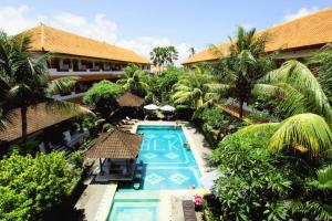 库塔巴昆沙丽度假Spa酒店的享有带游泳池的度假村的空中景致