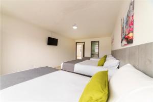波哥大Ayenda 1055 Agora INN Corferias的一间卧室配有两张床和一台平面电视