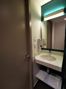 麦德林ibis budget Itagui的一间带水槽和镜子的浴室