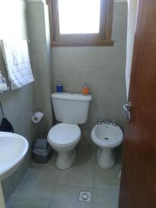 圣卡洛斯-德巴里洛切Departamento Céntrico en San Carlos de Bariloche的浴室配有白色卫生间和盥洗盆。