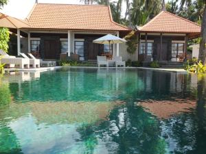 特贾库拉阿姆瑞塔盐田别墅旅馆的房屋前的游泳池