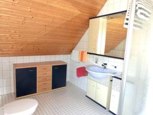 布尔林德旅馆的一间带水槽和卫生间的小浴室