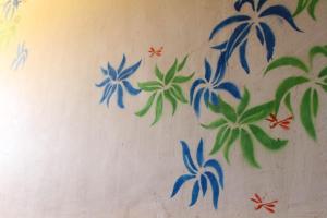 巴芝丹哈利斯海滨之家2号帕西坦民宿的墙上挂着蓝色花朵