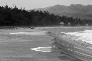 巴芝丹哈利斯海滨之家2号帕西坦民宿的黑白的海滩照片,波浪