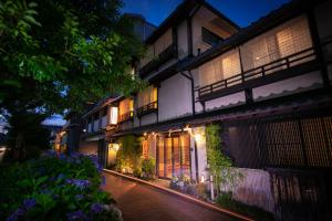 京都欧哈纳博的街上灯火通明的建筑