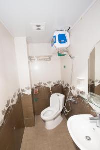 萨帕Flaco Hostel Sapa的一间带卫生间和水槽的浴室