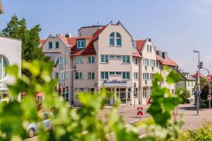 迪琴根PLAZA Hotel Blankenburg Ditzingen, Sure Hotel Collection的城市街道上的一排建筑物