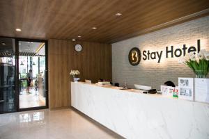 曼谷B Stay Hotel - SHA Plus Certified的一间有标志的餐厅,上面写着酒店住宿的标志