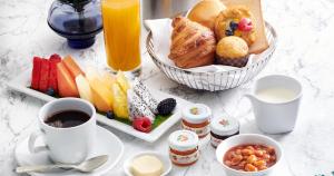 吉隆坡吉隆坡香格里拉酒店的桌上摆着早餐食品和咖啡