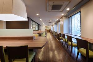 东京池袋京王布莱索酒店的一间带长桌和椅子的用餐室