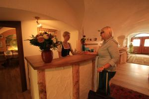塔姆斯韦格坎多尔弗旅馆的两名妇女站在房间里柜台