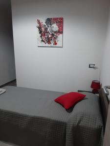 SestuDomos Loru的一间卧室配有一张红色枕头的床