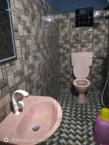 Dekapara Airport Guest House的一间浴室